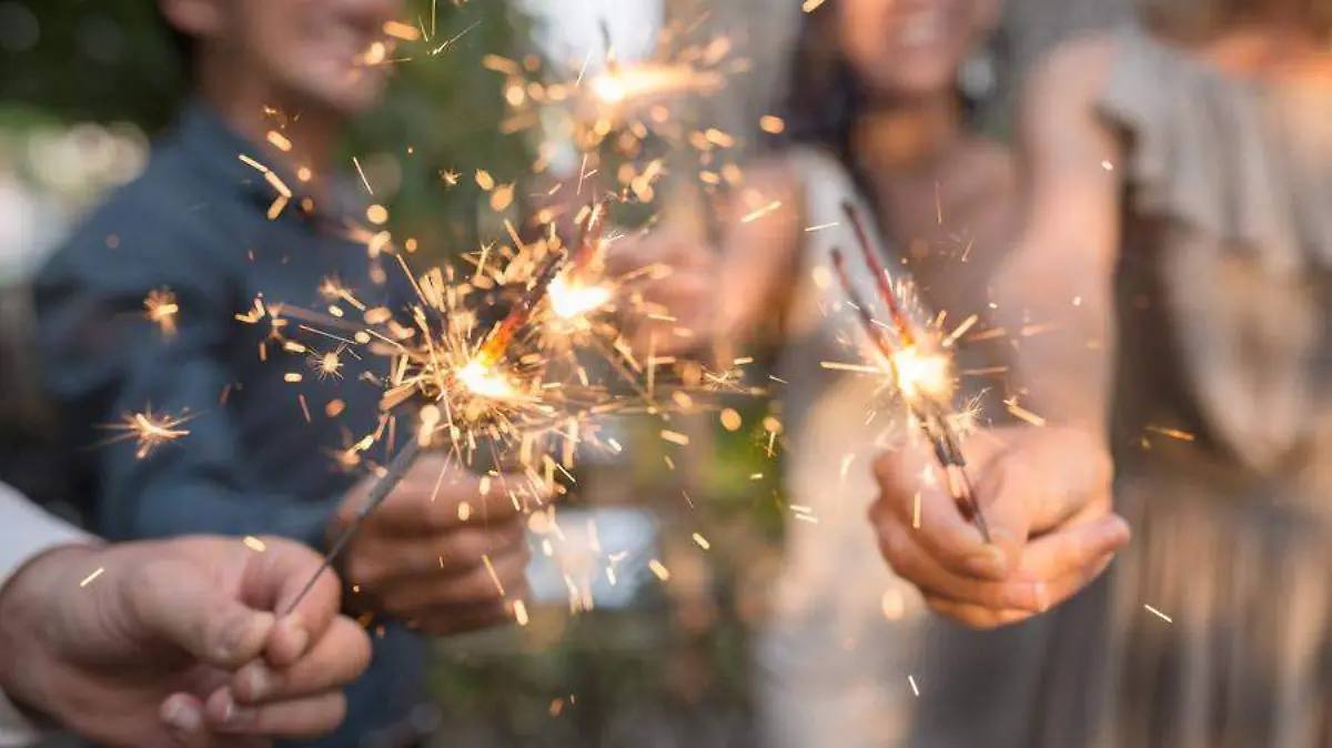 personas con estrellitas de año nuevo